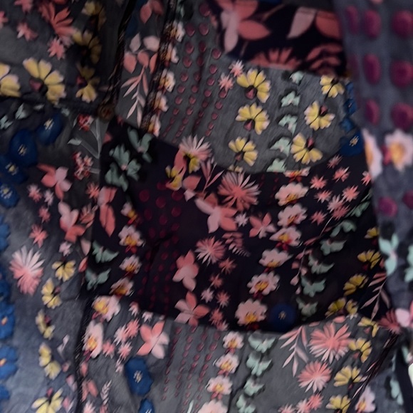 Beautiful floral top for everyday occasion. - Picture 6 of 8